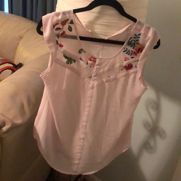 Pink top with floral detail - Picture 1 of 4